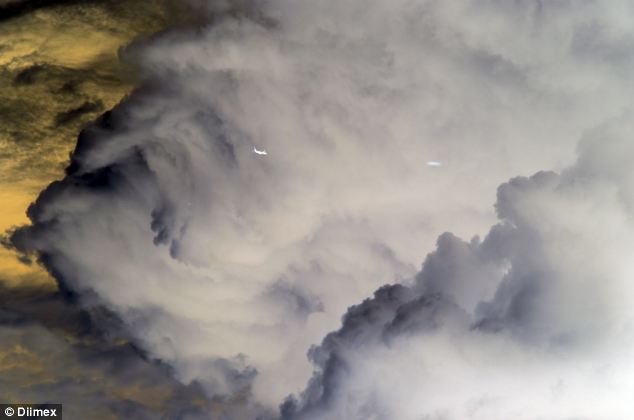 出典：http://www.dailymail.co.uk/news/article-2637036/Drone-like-objects-spotted-storm-cloud-close-passenger-plane.html