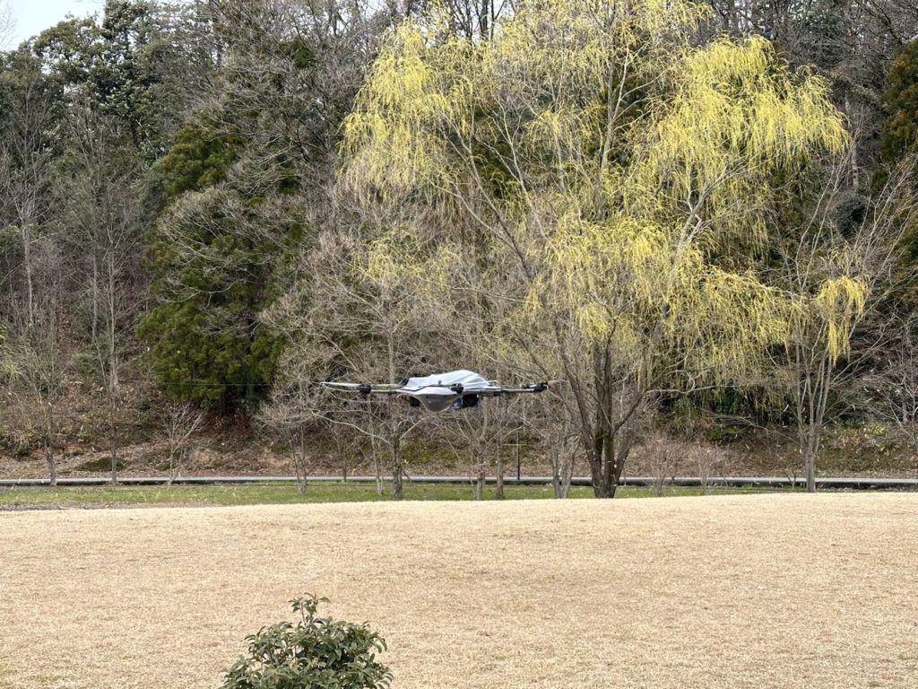 こくぞう里山公園を離陸する物流専用ドローン”AirTruck”