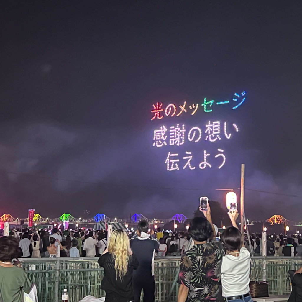 観客がドローンショーを撮影